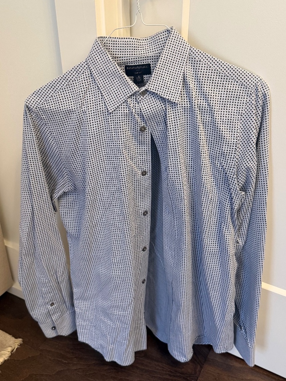 Banana Republic Mens Button Down - Size Medium (Slim Fit)